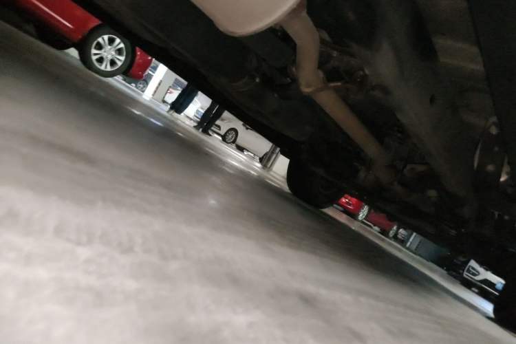 Used JMC Yuhu 3 2018 2.5T Diesel Two-Wheel Drive Advanced Version Standard Wheelbase Chassis Rear Right