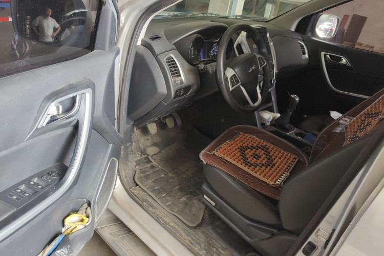 Used JMC Yuhu 3 2018 2.5T Diesel Two-Wheel Drive Advanced Version with Long Wheelbase Driver Seat