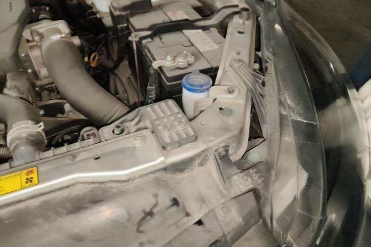 Used JMC Yuhu 3 2018 2.5T Diesel Two-Wheel Drive Advanced Version Standard Wheelbase Engine Bay Left