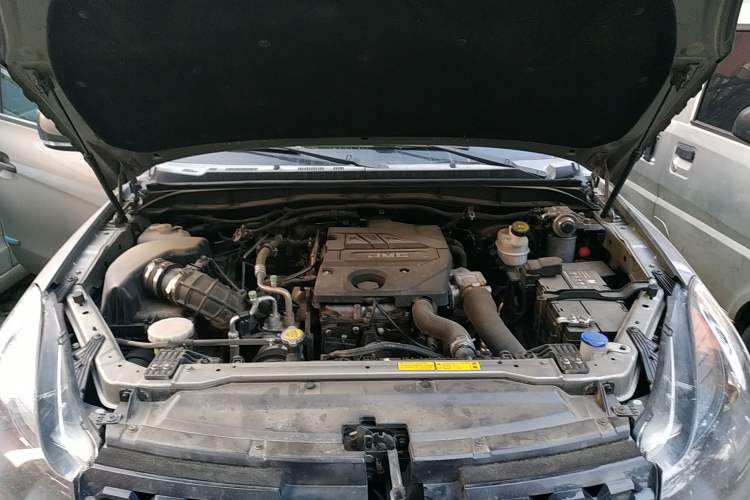 Used JMC Yuhu 3 2018 2.5T Diesel Two-Wheel Drive Advanced Version with Long Wheelbase Engine Bay