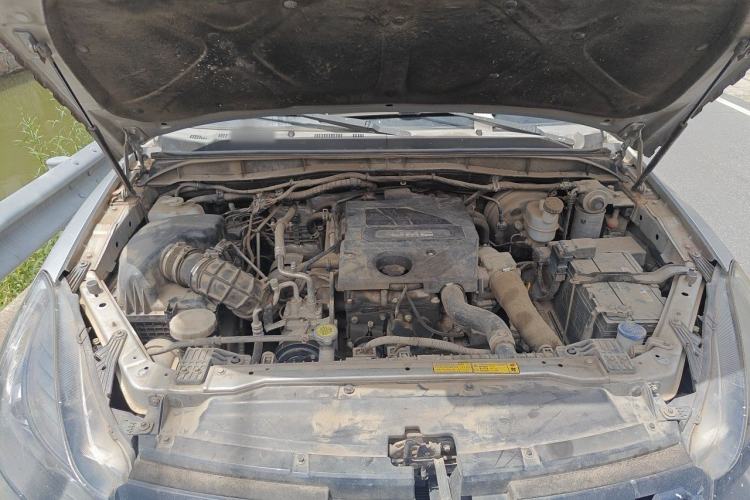 Used JMC Yuhu 3 2018 2.5T Diesel Two-Wheel Drive Advanced Version with Long Wheelbase Engine Bay