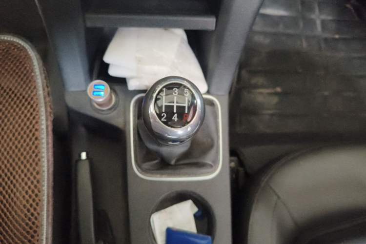 Used JMC Yuhu 3 2018 2.5T Diesel Two-Wheel Drive Advanced Version with Long Wheelbase Gear Lever