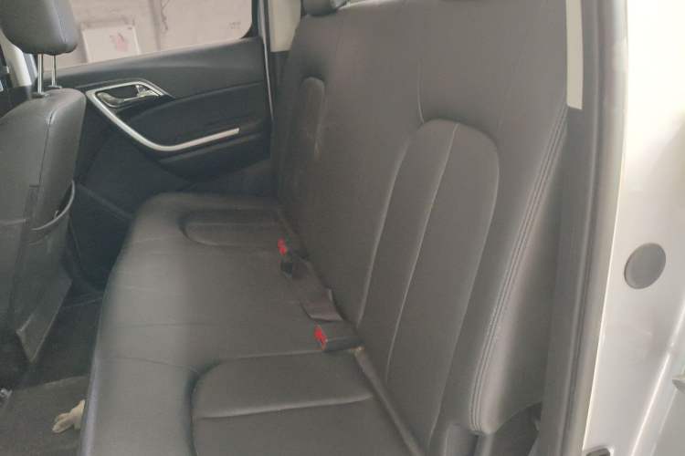 Used JMC Yuhu 3 2018 2.5T Diesel Two-Wheel Drive Advanced Version with Long Wheelbase Left Rear Seat