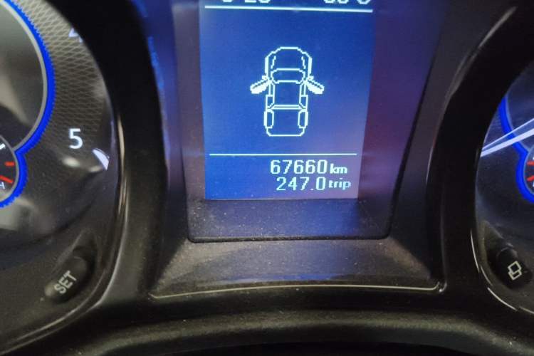Used JMC Yuhu 3 2018 2.5T Diesel Two-Wheel Drive Advanced Version with Long Wheelbase Odometer Close Up