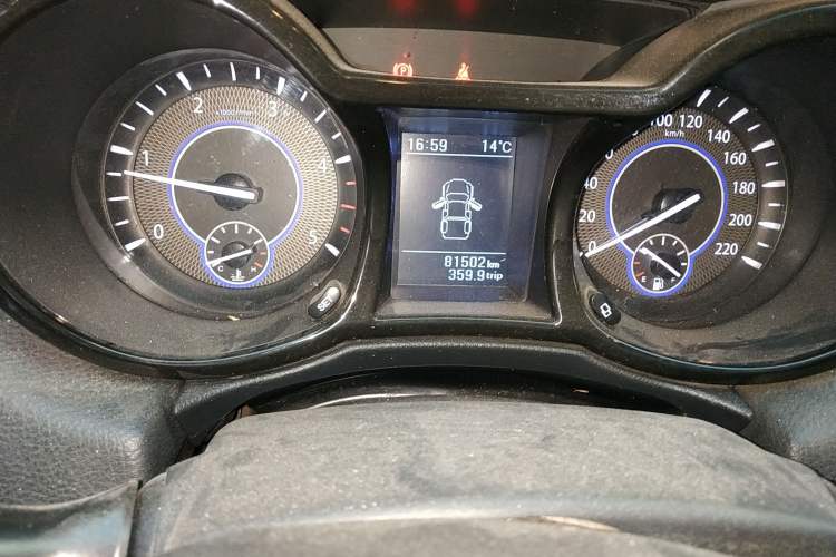 Used JMC Yuhu 3 2018 2.5T Diesel Two-Wheel Drive Advanced Version with Long Wheelbase Odometer Close Up