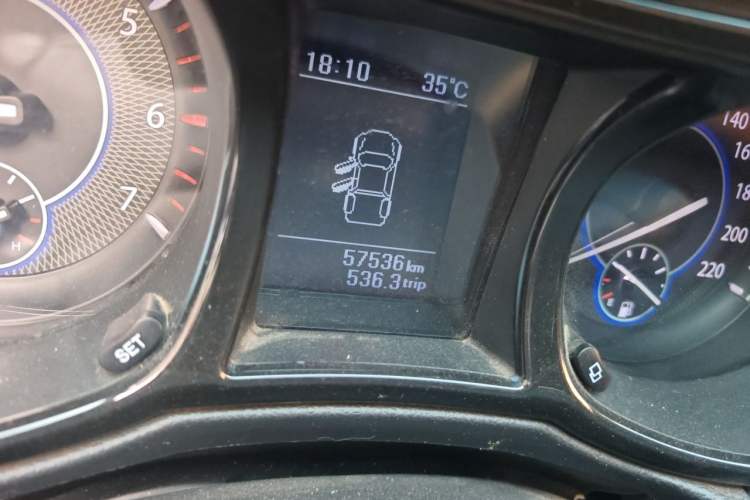 Used JMC Yuhu 3 2018 1.8T Gasoline Two-Wheel Drive Advanced Edition Standard Wheelbase Odometer Close Up