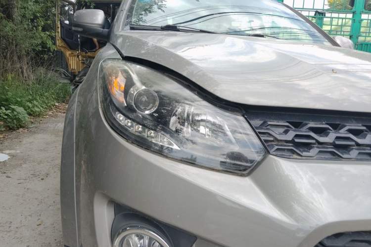 Used JMC Yuhu 3 2018 1.8T Gasoline Two-Wheel Drive Advanced Edition Standard Wheelbase Right Front Headlight