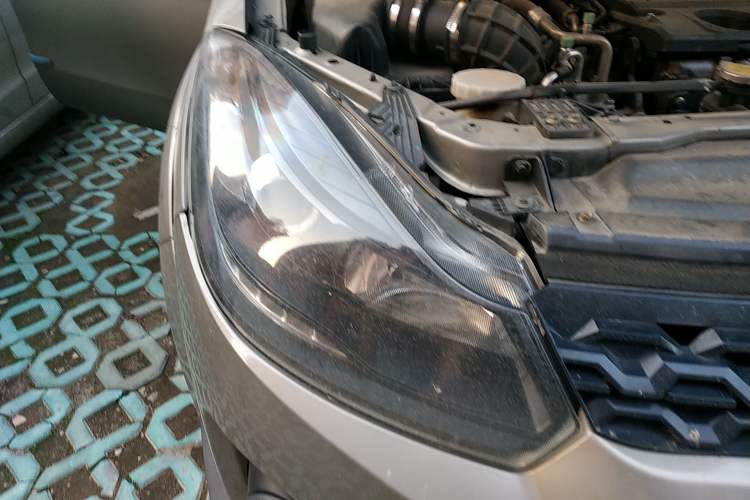 Used JMC Yuhu 3 2018 2.5T Diesel Two-Wheel Drive Advanced Version with Long Wheelbase Right Front Headlight