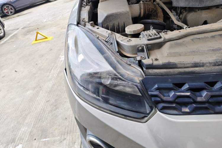 Used JMC Yuhu 3 2018 1.8T Gasoline Two-Wheel-Drive Advanced Model with Long Wheelbase Right Front Headlight