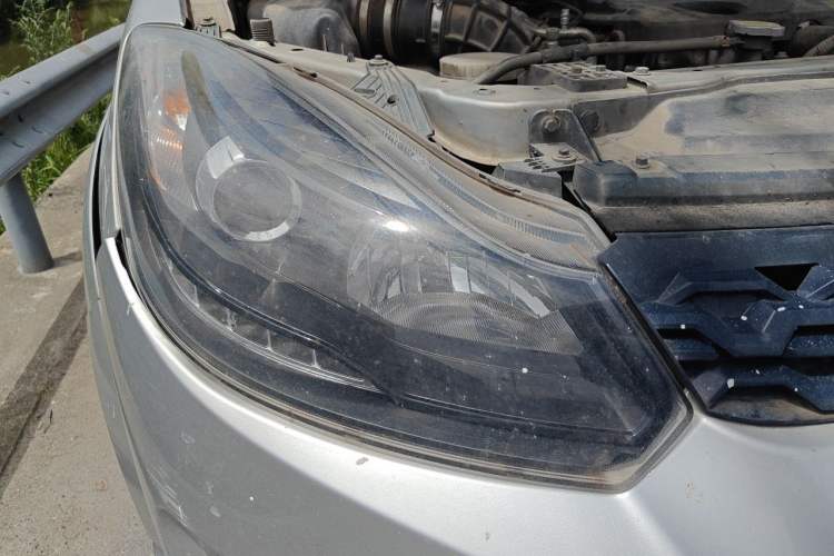 Used JMC Yuhu 3 2018 2.5T Diesel Two-Wheel Drive Advanced Version with Long Wheelbase Right Front Headlight