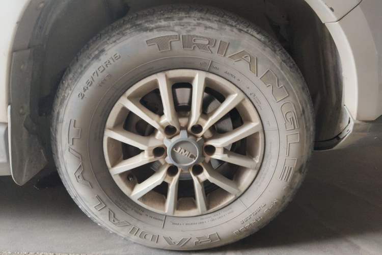 Used JMC Yuhu 3 2018 2.5T Diesel Two-Wheel Drive Advanced Version with Long Wheelbase Right Front Wheel Hub