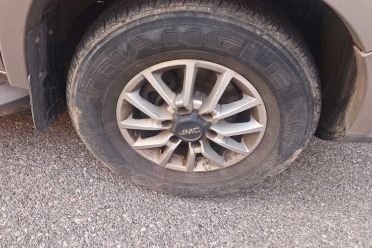 Used JMC Yuhu 3 2018 1.8T Gasoline Two-Wheel Drive Advanced Edition Standard Wheelbase Right Front Wheel Hub