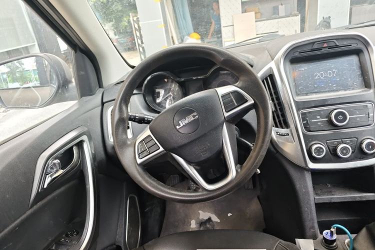Used JMC Yuhu 3 2018 1.8T Gasoline Two-Wheel-Drive Advanced Model with Long Wheelbase Steering Wheel