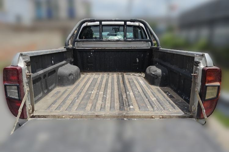 Used JMC Yuhu 3 2018 2.5T Diesel Two-Wheel Drive Advanced Version with Long Wheelbase Trunk