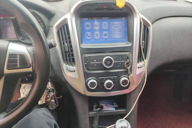 Used JMC Yuhu 3 2018 2.5T Diesel Two-Wheel Drive Advanced Version with Long Wheelbase Audio And AC Panel