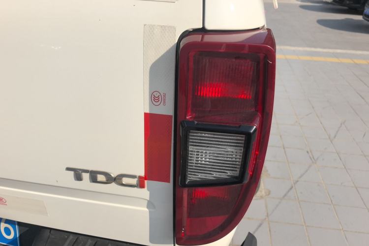 Used JMC Yuhu 3 2018 2.5T Diesel 4x4 Luxury Edition Long Wheelbase Exterior 6