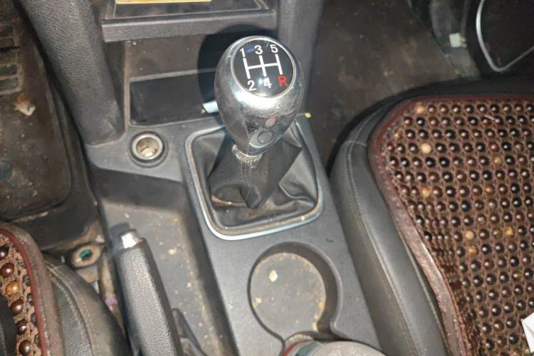 Used JMC Yuhu 3 2018 2.5T Diesel Two-Wheel Drive Advanced Version with Long Wheelbase Gear Lever