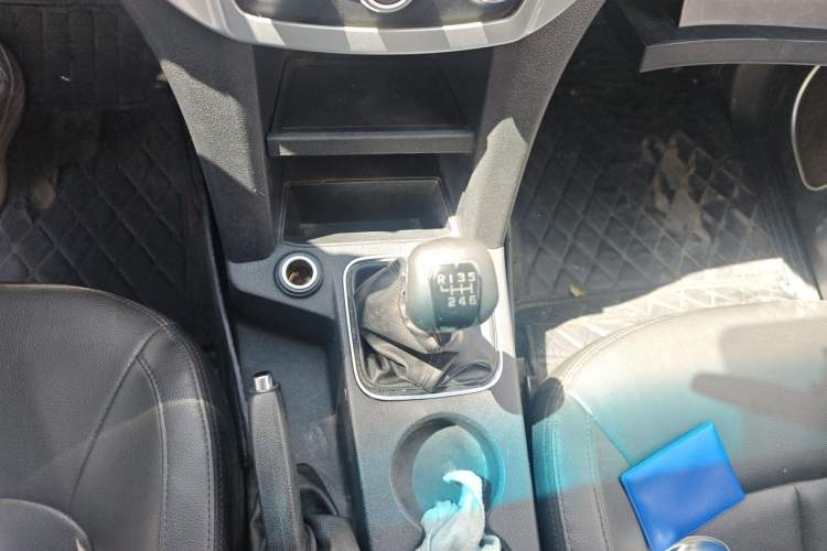 Used JMC Yuhu 3 2018 1.8T Gasoline 4x4 Advanced Long Wheelbase Model Gear Lever