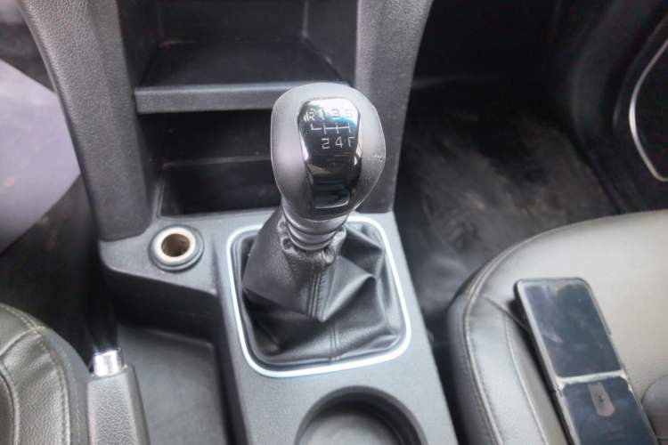 Used JMC Yuhu 3 2018 1.8T Gasoline Two-Wheel-Drive Advanced Model with Long Wheelbase Gear Lever