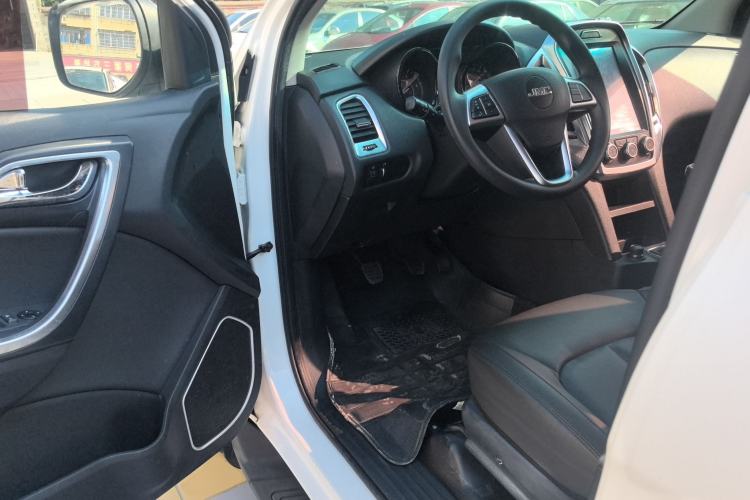 Used JMC Yuhu 3 2018 2.5T Diesel 4x4 Luxury Edition Long Wheelbase Interior 3