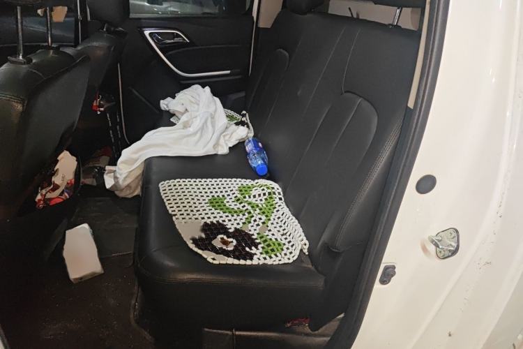 Used JMC Yuhu 3 2018 2.5T Diesel Two-Wheel Drive Advanced Version with Long Wheelbase Interior 4