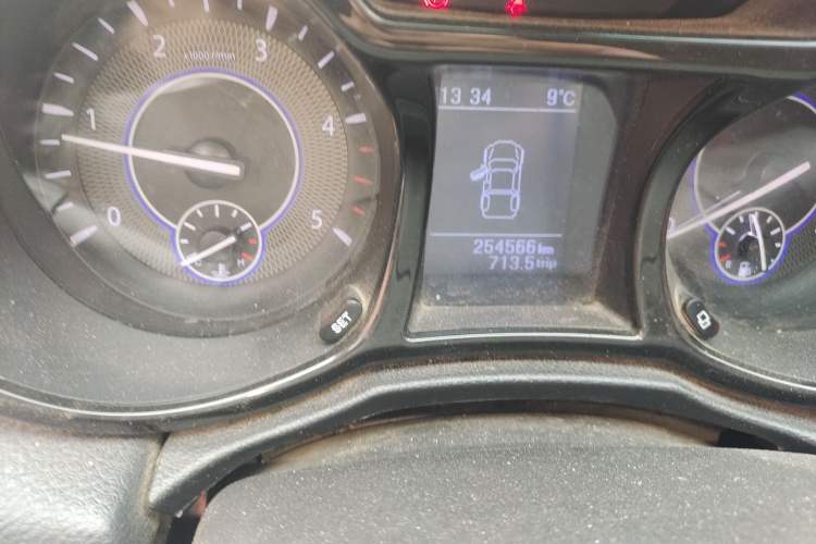Used JMC Yuhu 3 2018 2.5T Diesel Two-Wheel Drive Advanced Version with Long Wheelbase Odometer Close Up