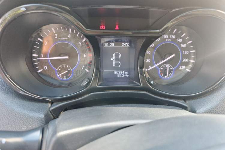 Used JMC Yuhu 3 2018 1.8T Gasoline 4x4 Advanced Long Wheelbase Model Odometer Close Up