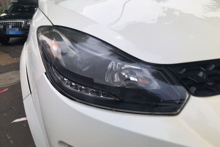 Used JMC Yuhu 3 2018 1.8T Gasoline Two-Wheel-Drive Advanced Model with Long Wheelbase Right Front Headlight