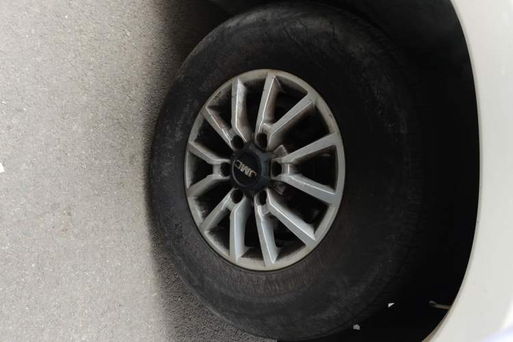 Used JMC Yuhu 3 2018 1.8T Gasoline Two-Wheel Drive Advanced Edition Standard Wheelbase Right Front Wheel Hub