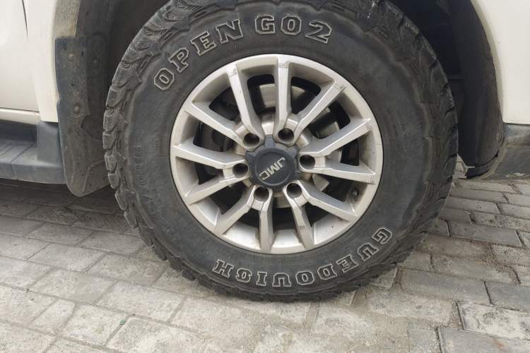 Used JMC Yuhu 3 2018 2.5T Diesel Two-Wheel Drive Advanced Version with Long Wheelbase Right Front Wheel Hub