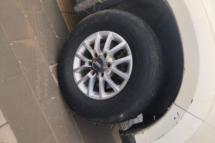 Used JMC Yuhu 3 2018 1.8T Gasoline Two-Wheel-Drive Advanced Model with Long Wheelbase Right Front Wheel Hub