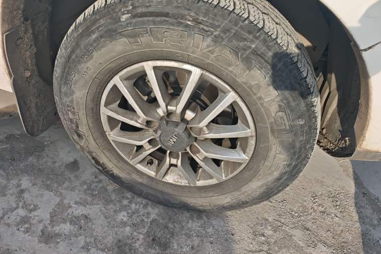 Used JMC Yuhu 3 2018 2.5T Diesel Two-Wheel Drive Advanced Version Standard Wheelbase Right Front Wheel Hub