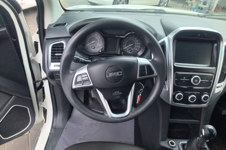 Used JMC Yuhu 3 2018 1.8T Gasoline Two-Wheel-Drive Advanced Model with Long Wheelbase Steering Wheel