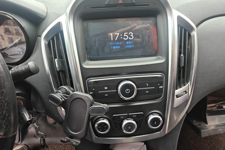 Used JMC Yuhu 5 2018 2.4T Classic Edition Diesel Manual 4x4 Luxury Long-Wheelbase JX4D24A5L Audio And AC Panel