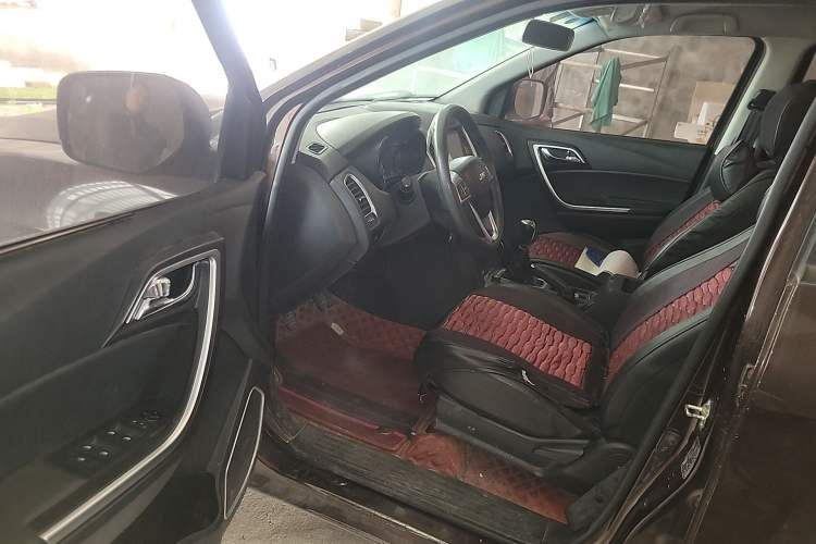 Used JMC Yuhu 5 2018 2.4T Classic Edition Diesel Manual Two-Wheel Drive Luxury Long-Wheelbase JX4D24A5L Driver Seat