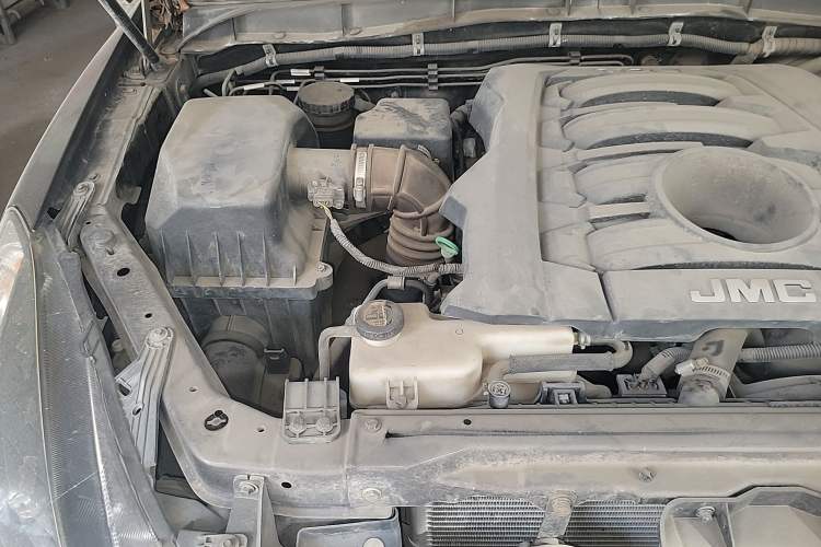 Used JMC Yuhu 5 2018 2.4T Classic Edition Diesel Manual Two-Wheel Drive Luxury Long-Wheelbase JX4D24A5L Engine Bay Right