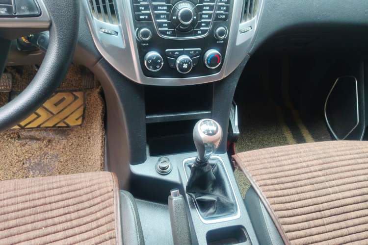 Used JMC Yuhu 5 2018 2.4T Classic Edition Diesel Manual 4x4 Luxury Long-Wheelbase JX4D24A5L Gear Lever