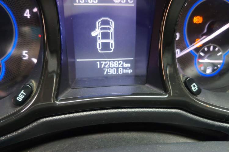 Used JMC Yuhu 5 2018 2.4T Classic Edition Diesel Manual 4x4 Luxury Long-Wheelbase JX4D24A5L Odometer Close Up