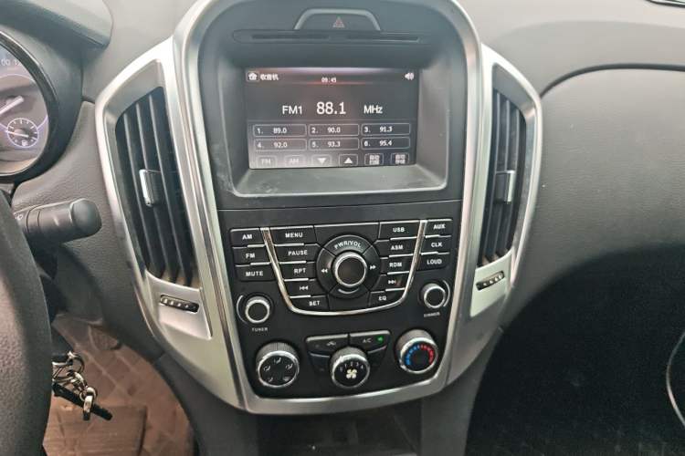 Used JMC Yuhu 5 2018 2.4T Classic Edition Diesel Manual 4x4 Luxury Long-Wheelbase JX4D24A5L Audio And AC Panel