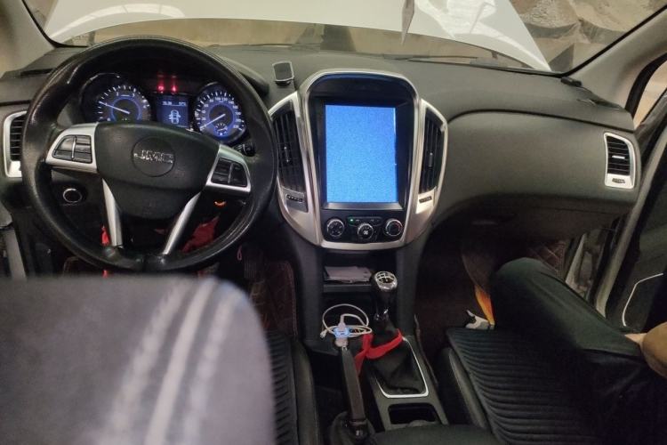 Used JMC Yuhu 5 2018 2.4T Classic Edition Diesel Manual 4x4 Luxury Version JX4D24A5L Center Console