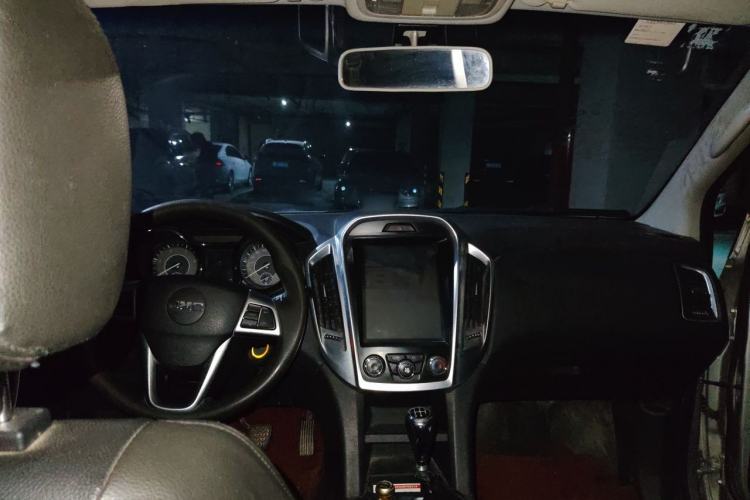 Used JMC Yuhu 5 2018 2.4T Classic Edition Diesel Manual 4x4 Luxury Version JX4D24A5L Center Console