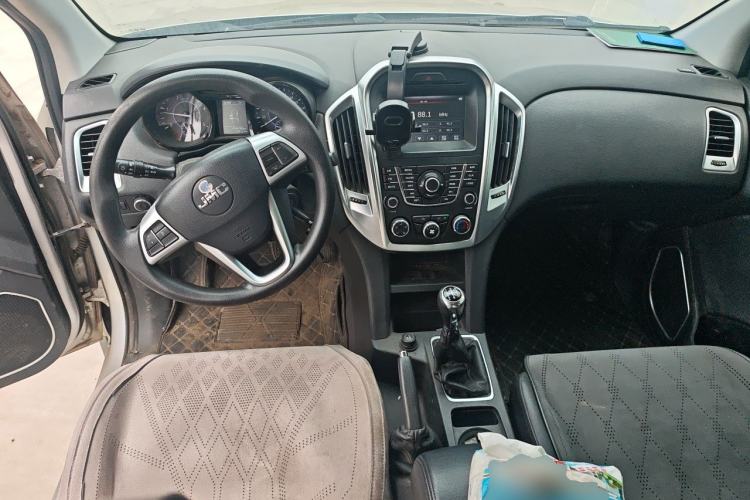 Used JMC Yuhu 5 2018 2.4T Classic Edition Diesel Manual 4x4 Luxury Long-Wheelbase JX4D24A5L Center Console