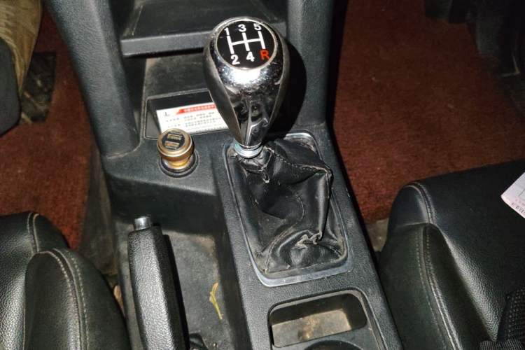 Used JMC Yuhu 5 2018 2.4T Classic Edition Diesel Manual 4x4 Luxury Version JX4D24A5L Gear Lever
