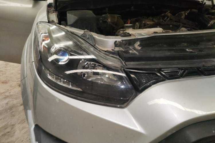 Used JMC Yuhu 5 2018 2.4T Classic Edition Diesel Manual 4x4 Luxury Version JX4D24A5L Right Front Headlight