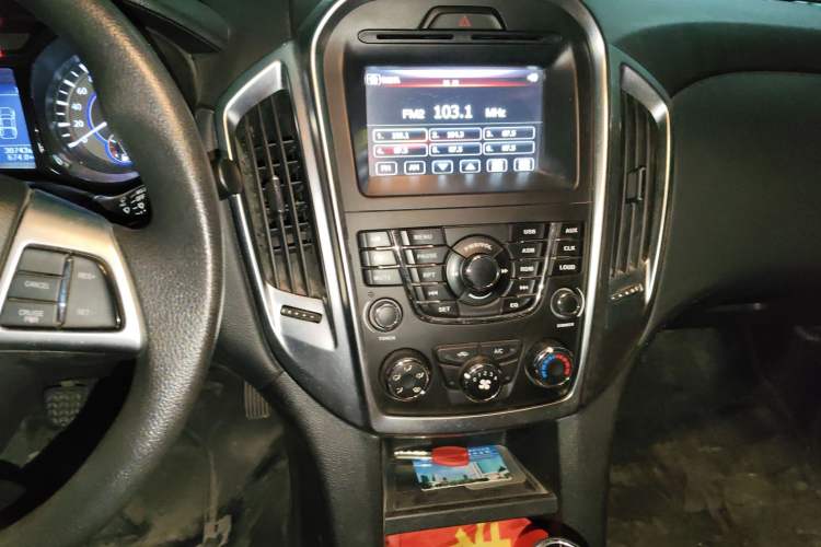 Used JMC Yuhu 5 2018 2.4T Classic Edition Diesel Manual 4x4 Luxury Version JX4D24A5L Audio And AC Panel