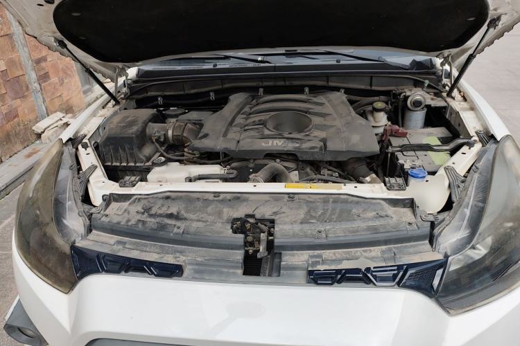 Used JMC Yuhu 5 2018 2.4T Classic Edition Diesel Manual Two-Wheel Drive Luxury Version JX4D24A5L Engine Bay
