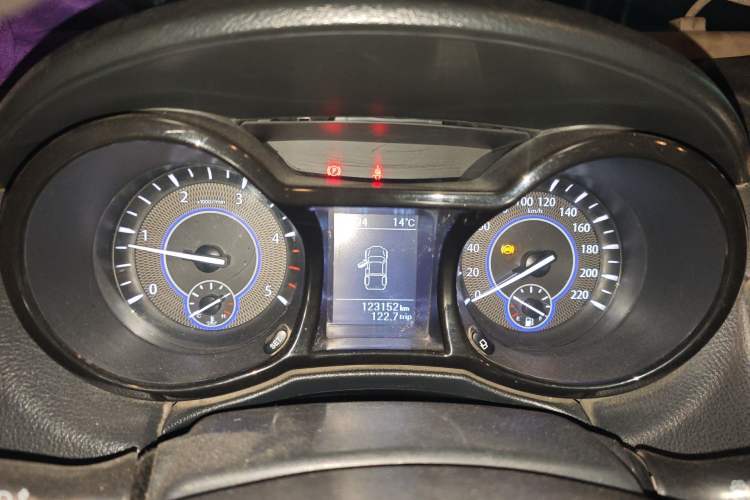 Used JMC Yuhu 5 2018 2.4T Classic Edition Diesel Manual Two-Wheel Drive Luxury Long-Wheelbase JX4D24A5L Instrument Cluster
