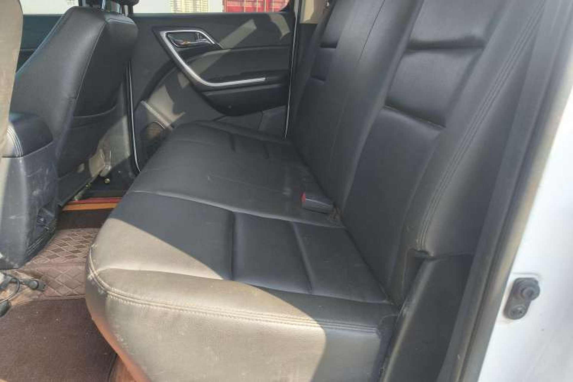 Used JMC Yuhu 5 2018 2.4T Classic Edition Diesel Manual 4x4 Luxury Version JX4D24A5L Interior 1