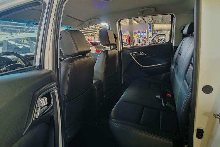 Used JMC Yuhu 5 2018 2.4T Classic Edition Diesel Manual 4x4 Luxury Long-Wheelbase JX4D24A5L Interior 2
