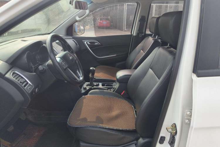 Used JMC Yuhu 5 2018 2.4T Classic Edition Diesel Manual 4x4 Luxury Version JX4D24A5L Interior 2